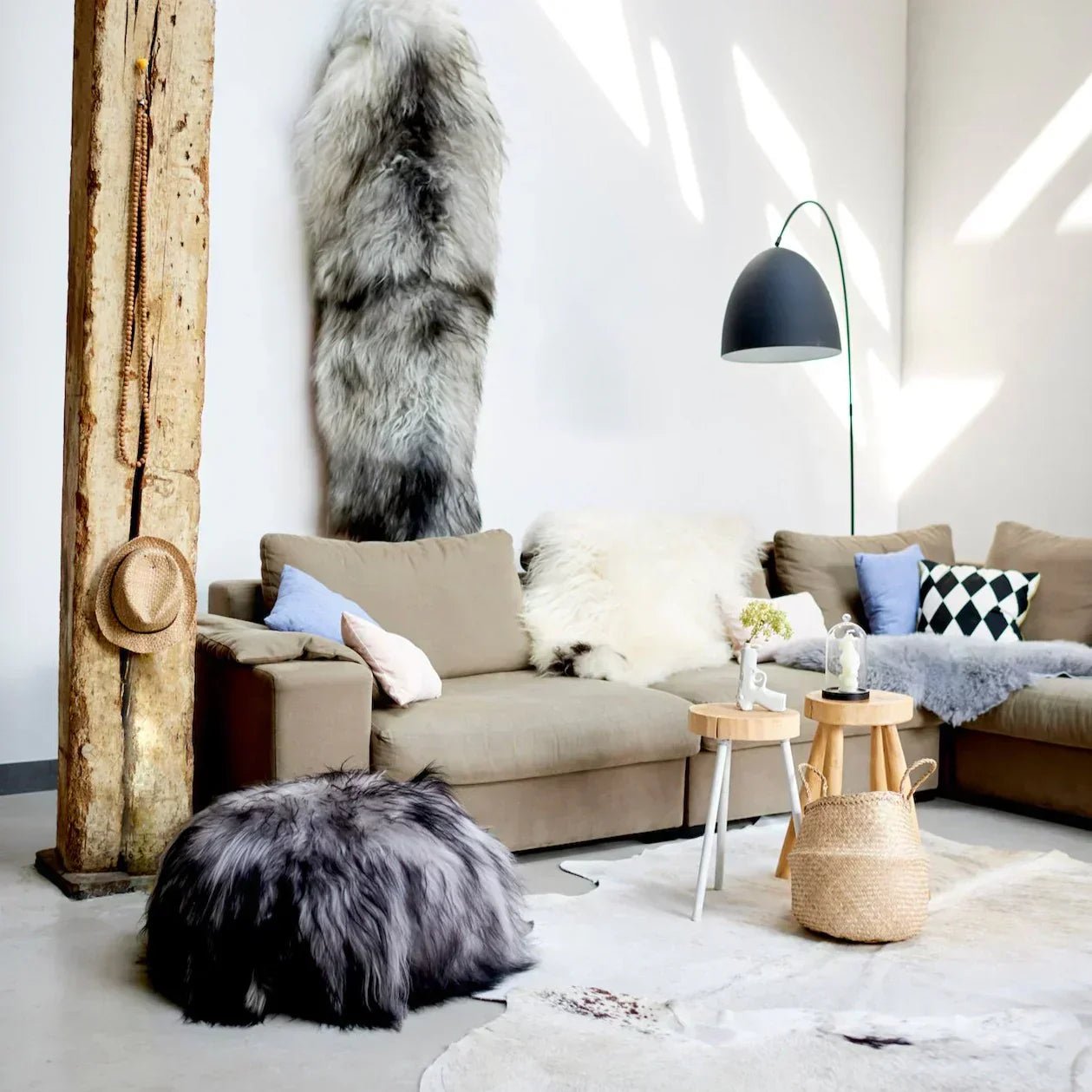 Schapenvacht op de bank: warm, stijlvol en comfortabel - Accessoire Loods