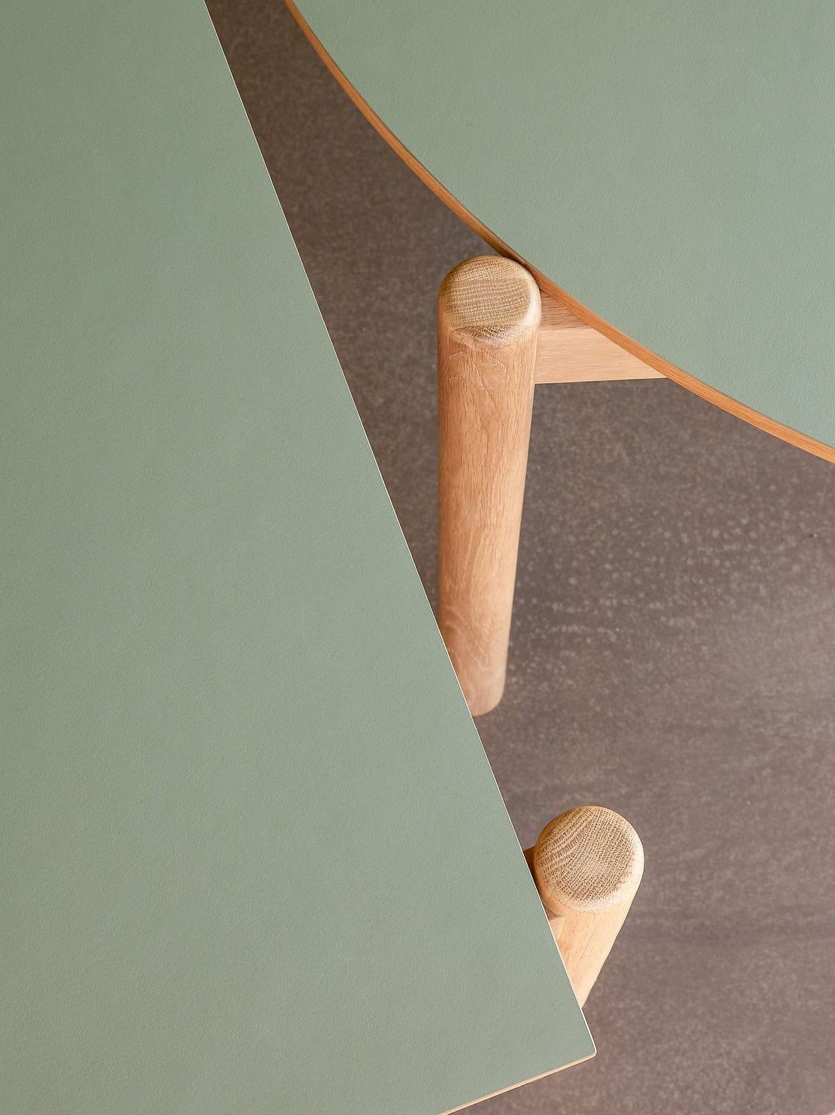 Oblique Dining Table Round Olive - Hübsch - Accessoire Loods