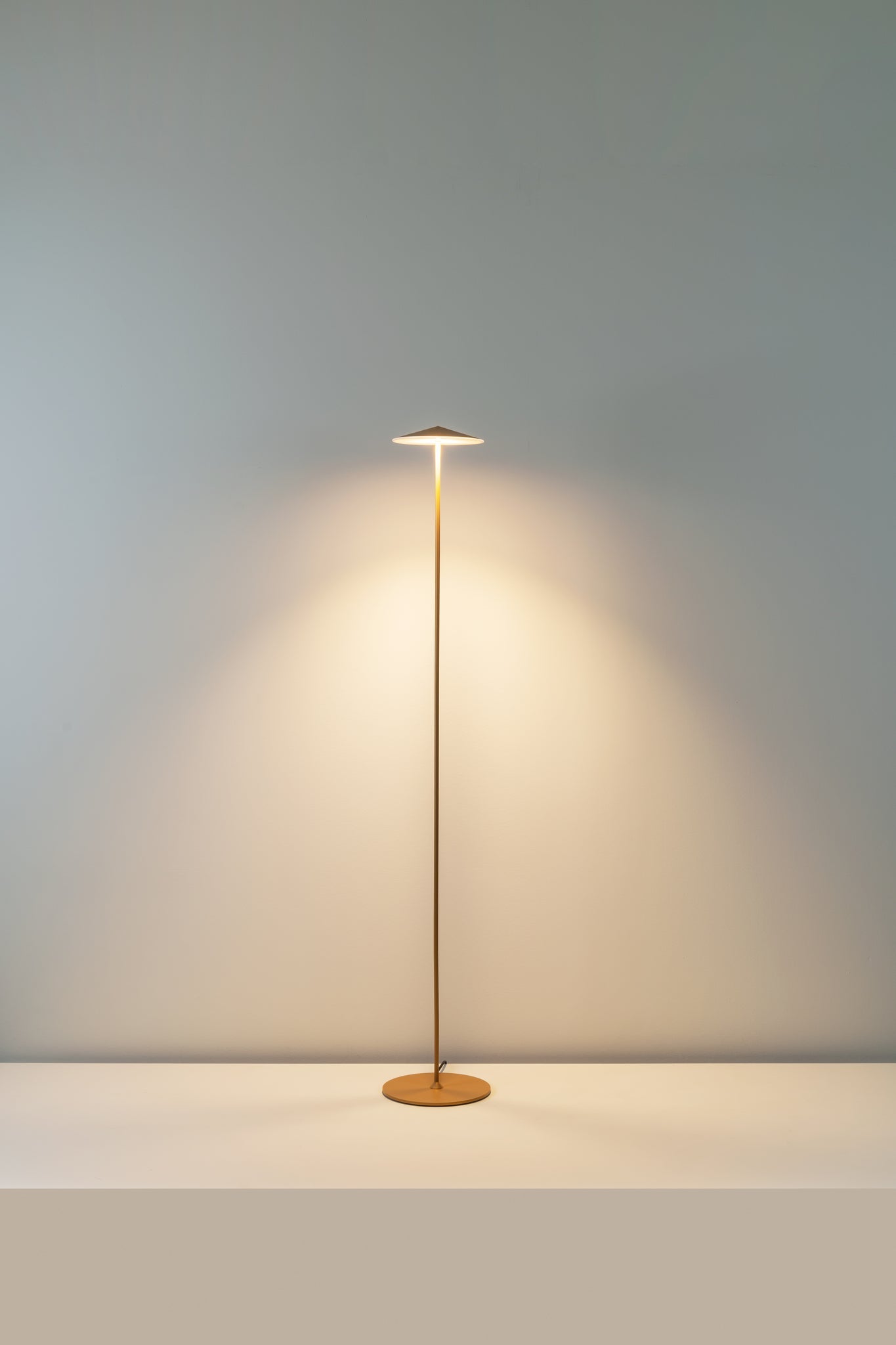 Pla Floor lamp 160 metallic gold - Milan - Accessoire Loods