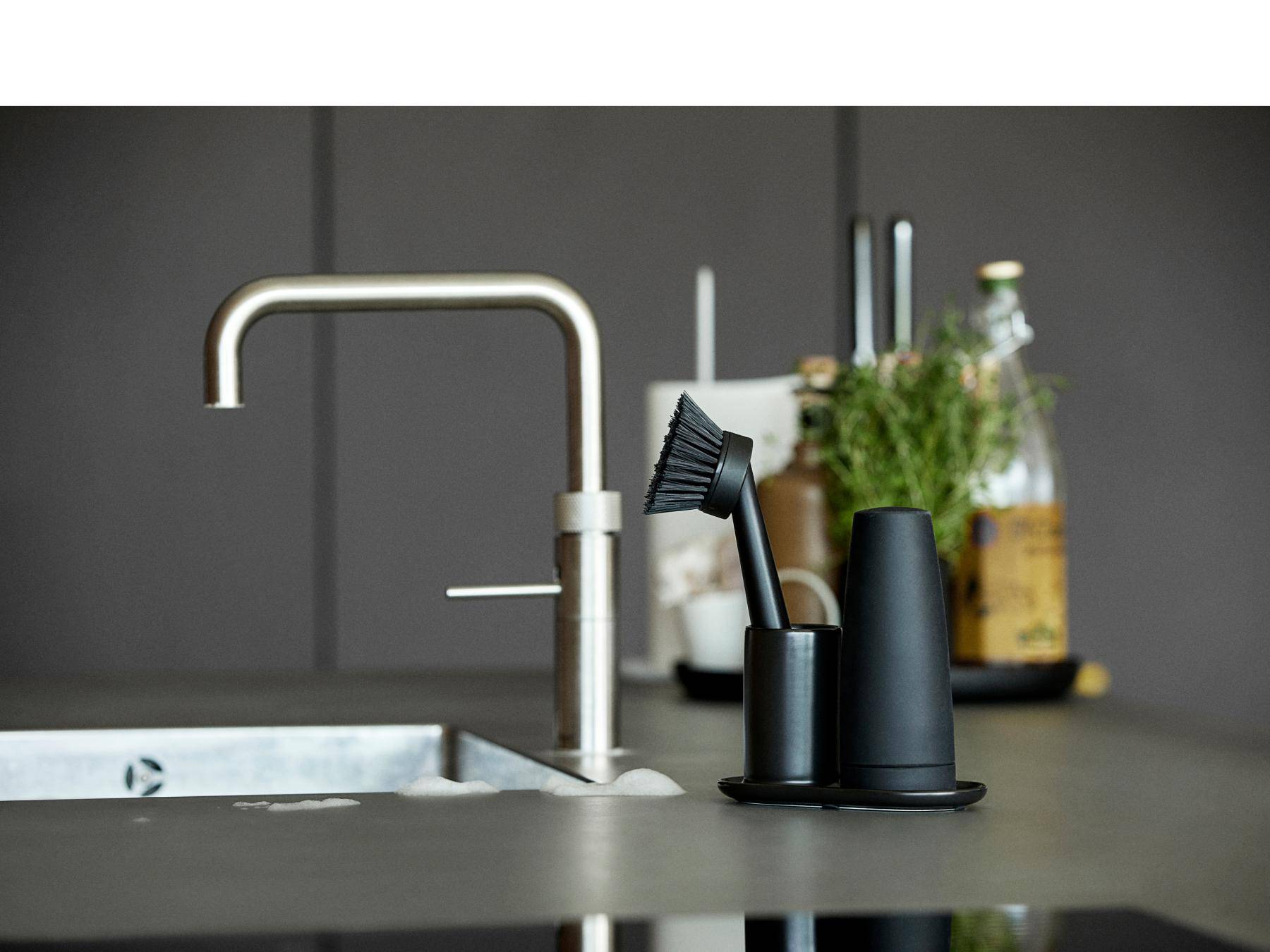 Zone Denmark - Afwasset Singles - Zeepdispenser en afwasborstel - Zone Denmark - Accessoire Loods