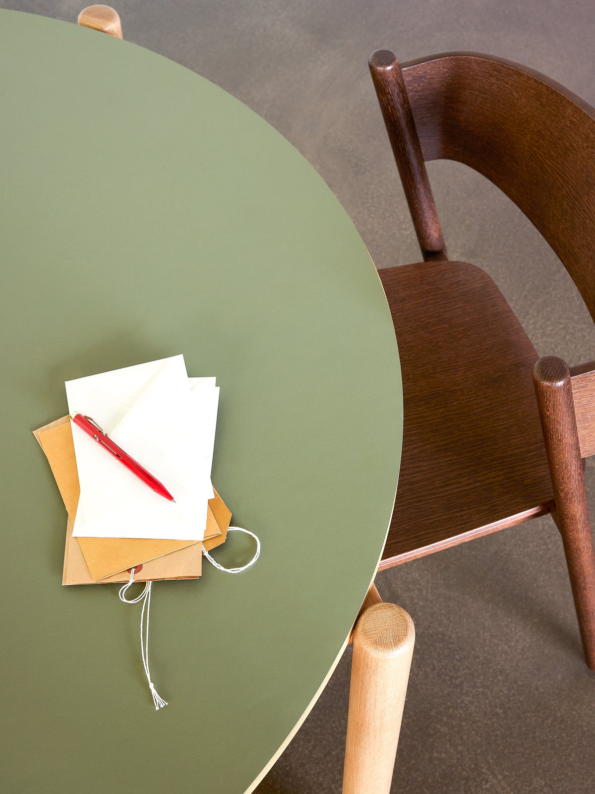Oblique Dining Table Round Olive - Hübsch - Accessoire Loods