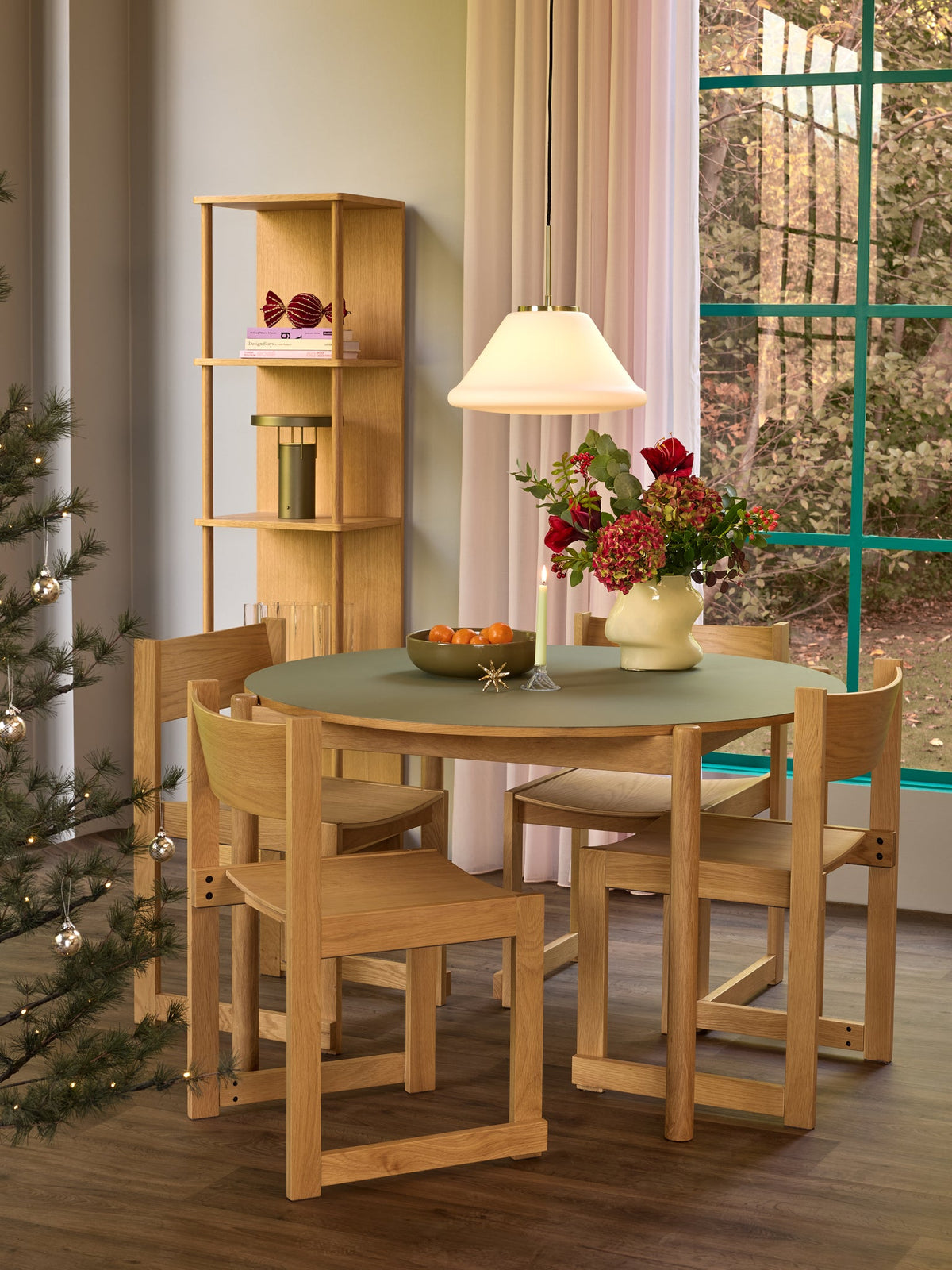 Oblique Dining Table Round Olive - Hübsch - Accessoire Loods