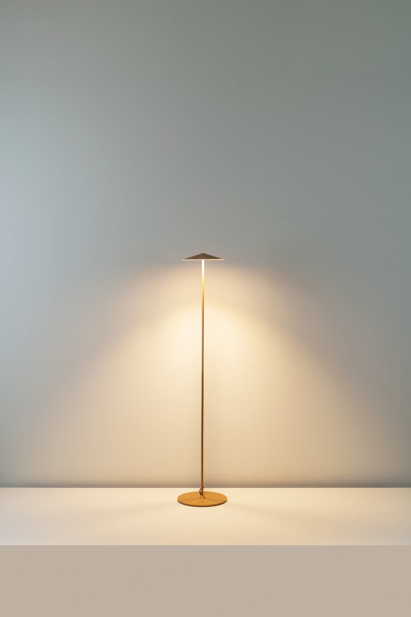 Pla Floor lamp 120 metallic gold - Milan - Accessoire Loods